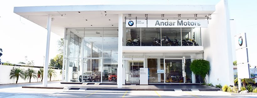 Fachada del showroom de Andar Motors